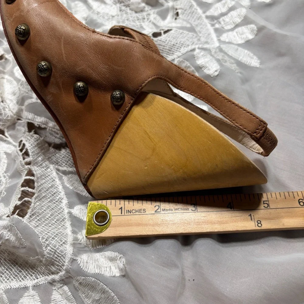 True Religion Y2K Grunge Tan Leather Studded Wooden Wedge Sandals Womens 8